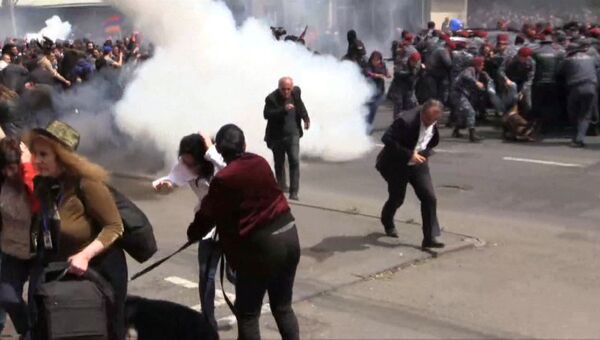 Силовики бросали светошумовые гранаты в толпу на акции протеста в Ереване