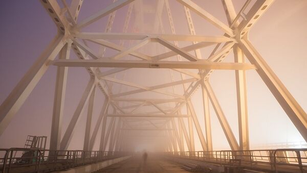 Туман на железнодорожной арке Крымского моста