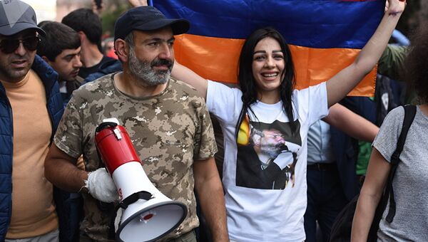 Никол Пашинян на митинге в Ереване в связи с отставкой премьер-министра Сержа Саргсяна