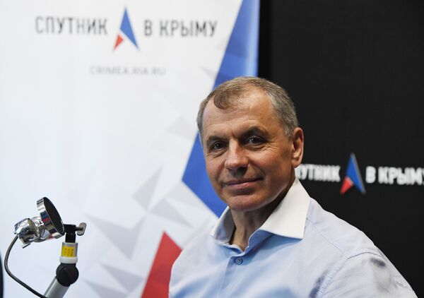 Председатель Государственного совета РК Владимир Константинов в студии радио Спутник в Крыму