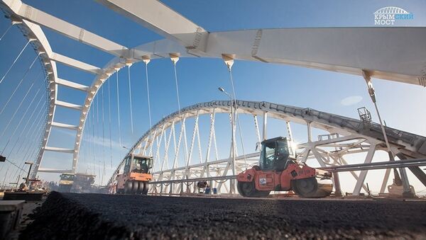 Укладка асфальтобетона на дорожной арке Крымского моста