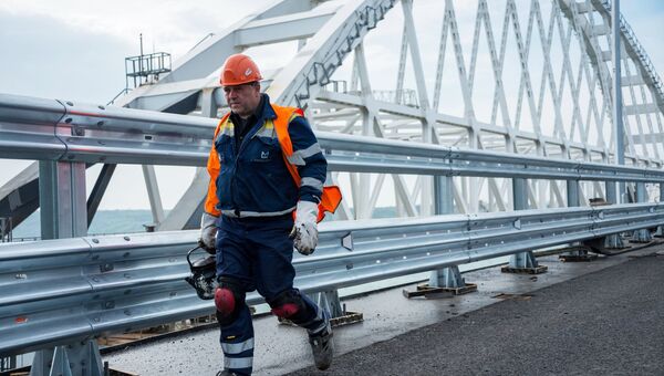 Рабочий на строительстве моста через Керченский пролив