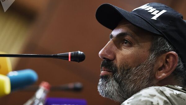 Лидер протестного движения Никол Пашинян на пресс-конференции в Ереване