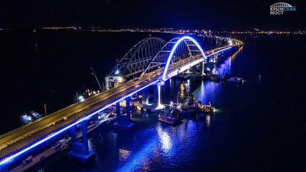 Строители провели тестовое включение ночной подсветки Крымского моста