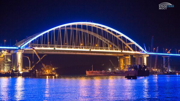 Строители провели тестовое включение ночной подсветки автодорожной арки Крымского моста