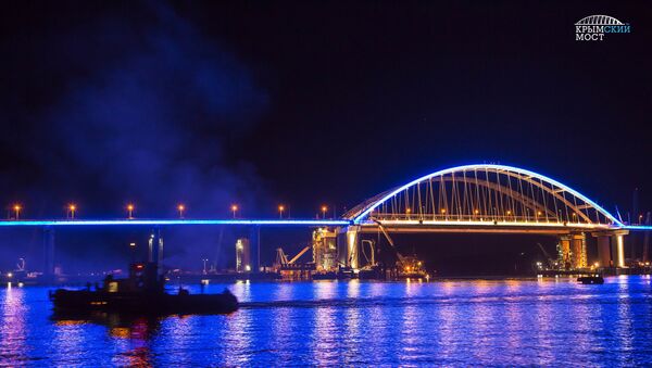 Видео тестирования ночной подсветки автодорожной арки Крымского моста