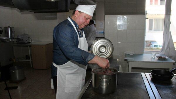 Глава администрации Симферополя Игорь Лукашев готовит борщ