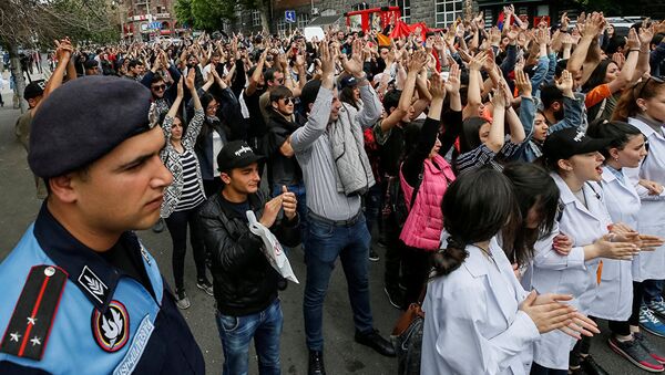 Сторонники оппозиции на демонстрации в Ереване, Армения