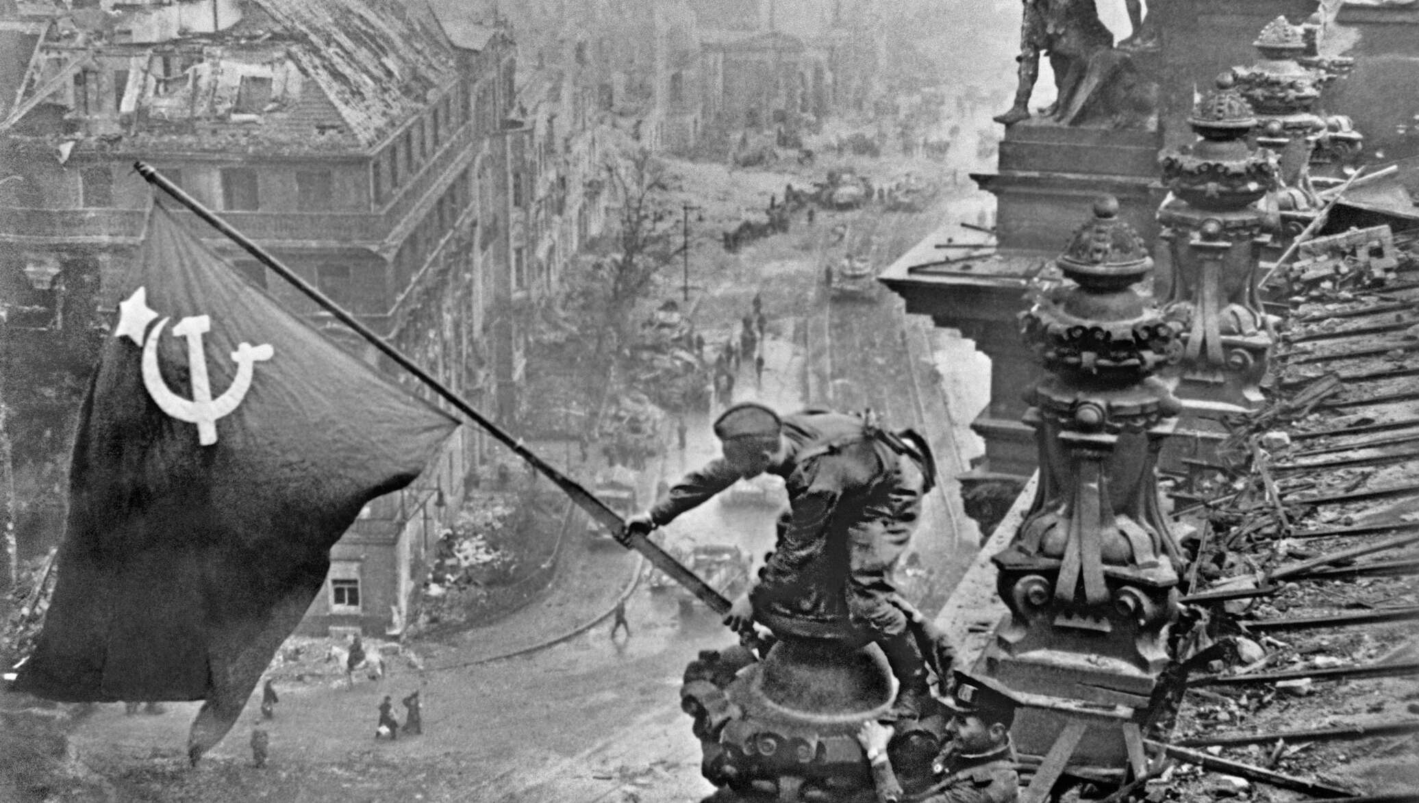 9 мая 15 3. Халдей Знамя Победы над Рейхстагом. Берлин 1945 Рейхстаг Знамя Победы.