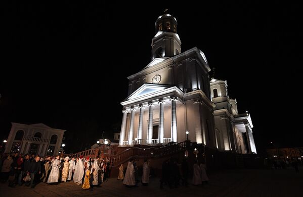 Верующие на пасхальных богослужениях в Александро-Невском кафедральном соборе в Симферополе