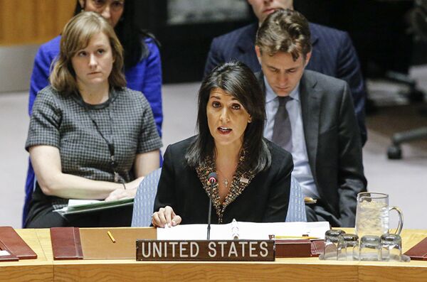Посол США в ООН Никки Хейли на заседании Совета Безопасности ООН в связи с ситуацией на Ближнем Востоке. 18 декабря 2017 Посол США в ООН Никки Хейли на заседании Совета Безопасности ООН в связи с ситуацией на Ближнем Востоке. 18 декабря 2017