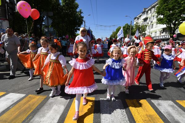 Маленькие участники Первомайского шествия в Симферополе в национальных костюмах