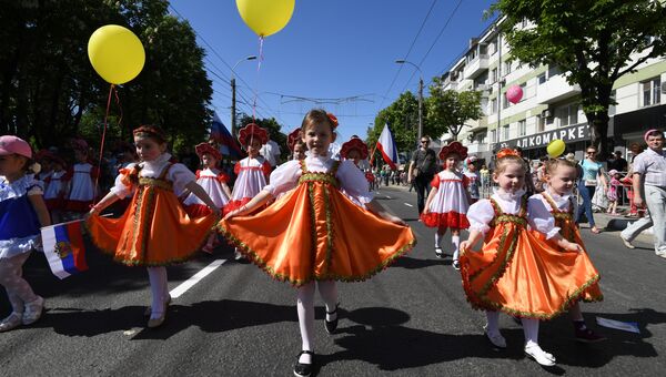 Маленькие участники Первомайского шествия в Симферополе в национальных костюмах