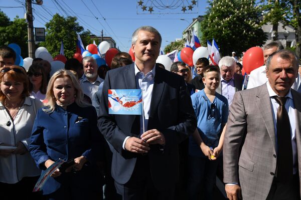 Глава Крыма Сергей Аксенов, председатель Госсовета Республики Владимир Константинов и сенатор от Крыма Ольга Ковитиди на Первомайской демонстрации в Симферополе Глава Крыма Сергей Аксенов, председатель Госсовета Республики Владимир Константинов и сенатор от Крыма Ольга Ковитиди на Первомайской демонстрации в Симферополе