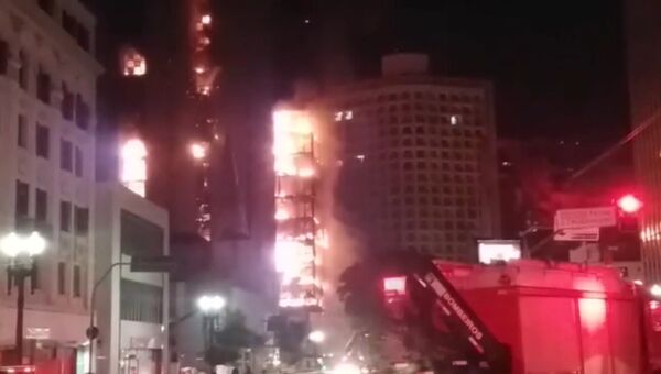Пожар в многоэтажном здании в Сан-Паулу. Видео с места ЧП
