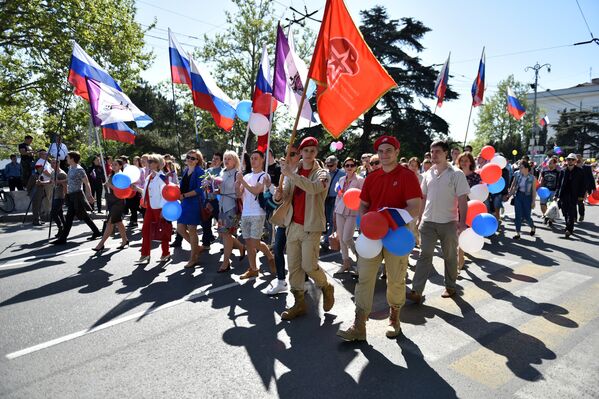 Участники Первомайской демонстрации в Севастополе