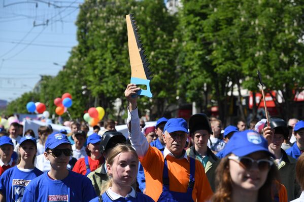 Участники Первомайской демонстрации в Симферополе