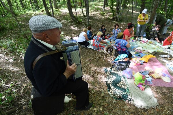 Участники партизанской маевки устроили пикник. 2 мая 2018
