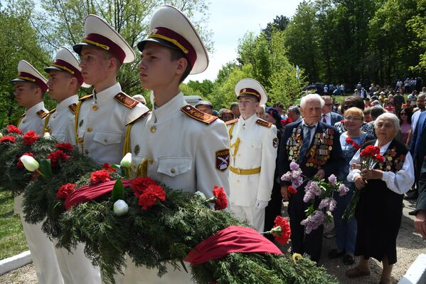 Возложение цветов к памятнику Партизанской славы Партизанская шапка на Ангарском перевале. 2 мая 2018