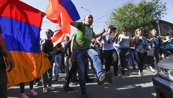 Сторонники оппозиции Армении блокируют движение на дорогах Еревана. 2 мая 2018