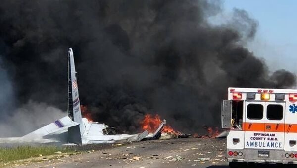 На месте падения американского военно-транспортного самолета С-130 Геркулес в штате Джорджия