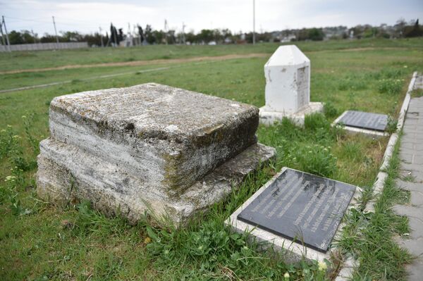 Фрагмент надгробия генерал-лейтенанта Георга Каткарта на территории мемориала в память о погибших в Крымской войне английских воинов, который создан в районе поселка Дергачи Фрагмент надгробия генерал-лейтенанта Георга Каткарта на территории мемориала в память о погибших в Крымской войне английских воинов, который создан в районе поселка Дергачи