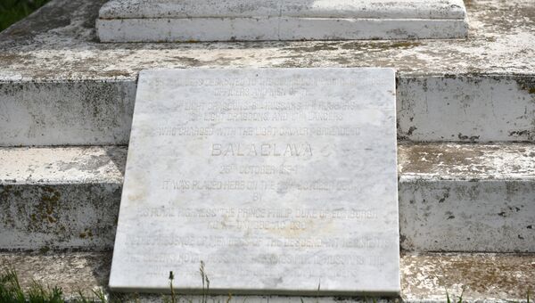 Табличка на памятнике англичанам, погибшим в Балаклавском сражении