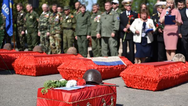 Перезахоронение останков бойцов Красной армии на мемориальном кладбище в поселке Дергачи (Севастополь)