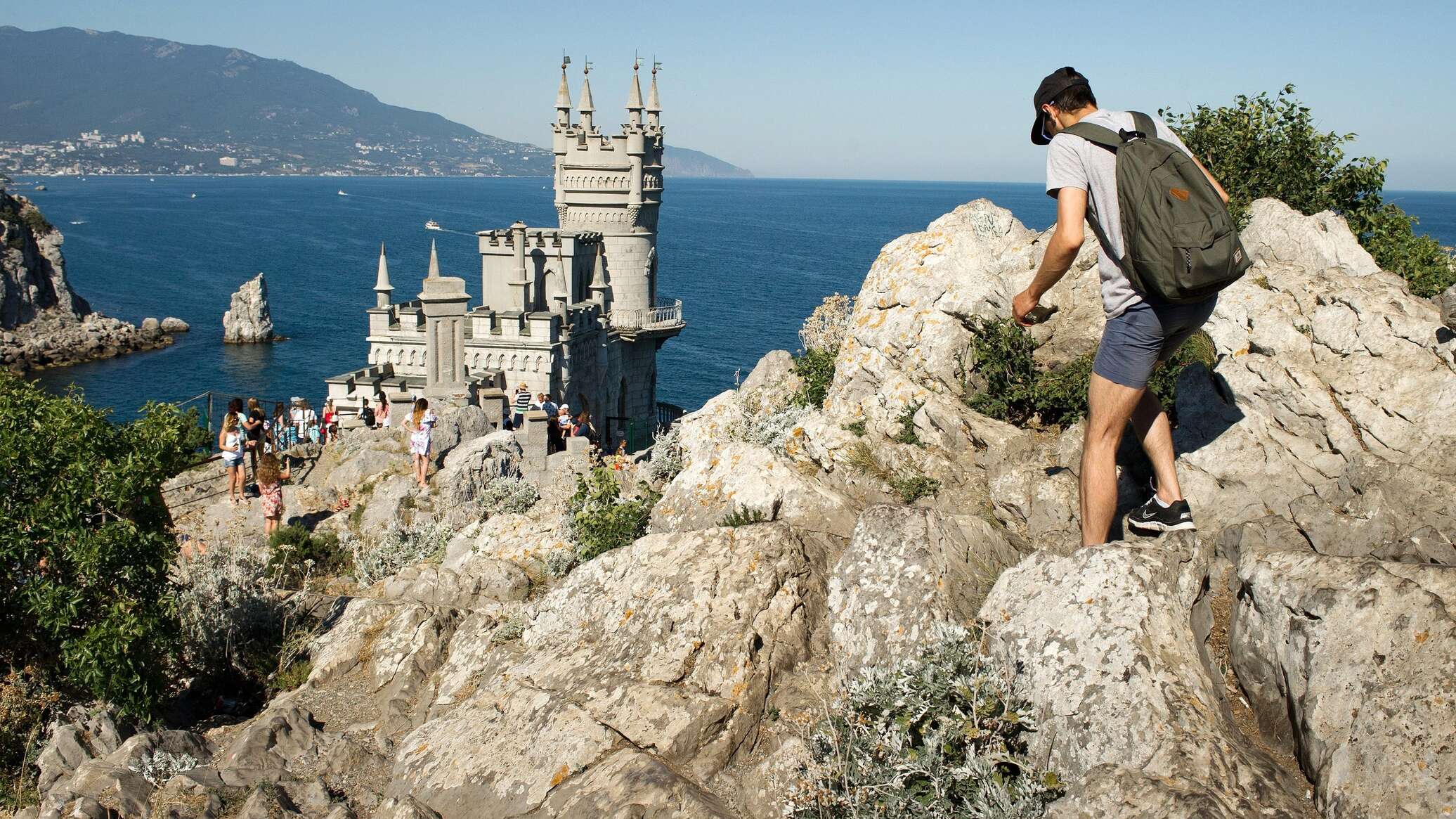 Почему хотят крым. Замок Ласточкино гнездо. Крым Ялта Ласточкино гнездо. Замок Ласточкино гнездо в Крыму. Ласточкино гнездо туристы.