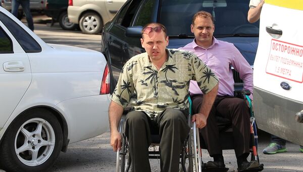 Мэр Феодосии Сергей Фомич совместно с двумя людьми с ограниченными физическими возможностями проверили доступность города для инвалидов