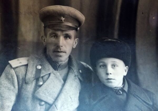 Ветеран Великой Отечественной войны Авксентий Якименко (слева) Ветеран Великой Отечественной войны Авксентий Якименко (слева)