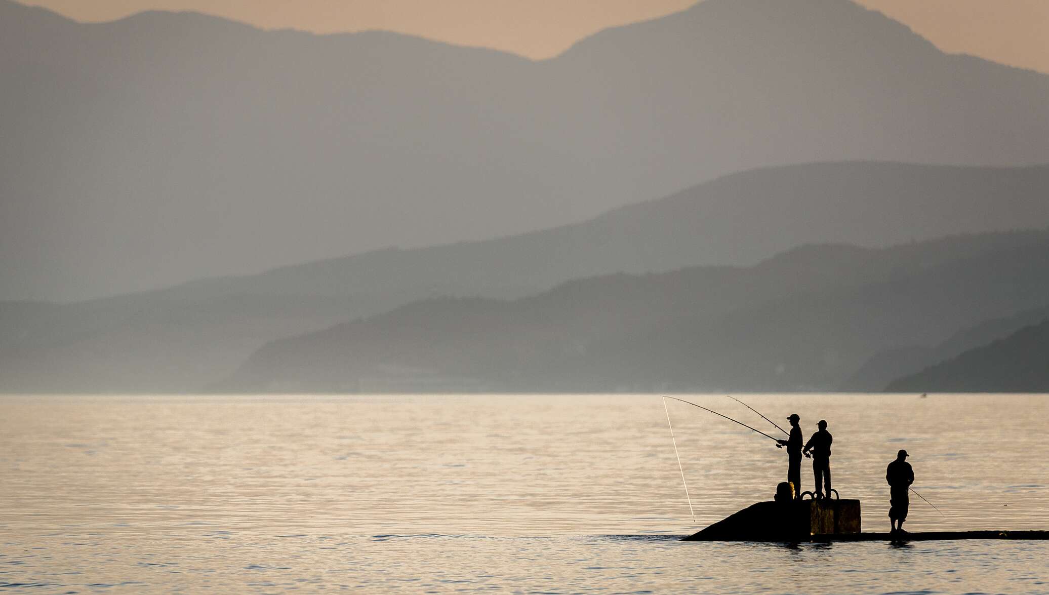 Рыбалка в Феодосии с берега: лучшие места и советы