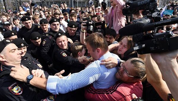 Задержание оппозиционера Алексея Навального во время несакционированного митинга в Москве. 5 мая 2018