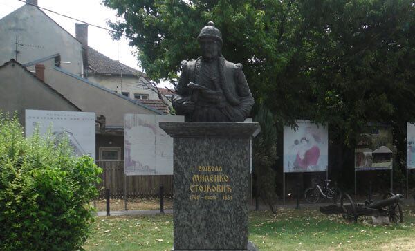 Памятник Миленко Стойковичу в городе Пожареваце