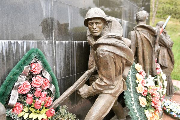 Памятник воинам 77 Краснознаменной Ордена Суворова Симферопольской стрелковой дивизии им. Орджоникидзе у подножия Сапун-горы в Севастополе Памятник воинам 77 Краснознаменной Ордена Суворова Симферопольской стрелковой дивизии им. Орджоникидзе у подножия Сапун-горы в Севастополе