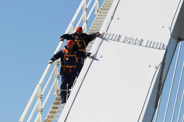 Рабочие на строительстве Крымского моста. Рабочие на строительстве Крымского моста.