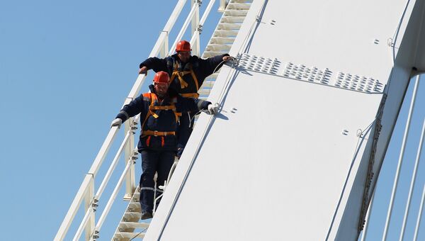 Рабочие на строительстве Крымского моста.