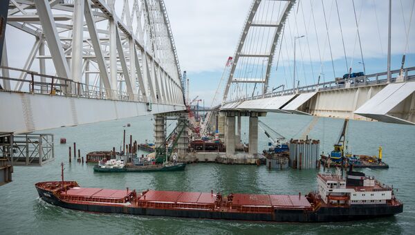 Строительство Крымского моста через Керченский пролив.