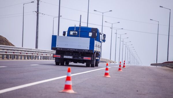 Тестовые испытания российских беспилотных автомобилей на автоподходе к Крымскому мосту в Краснодарском крае
