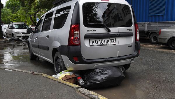 Дождь в Симферополе разнес по городским улицам пакеты с мусором