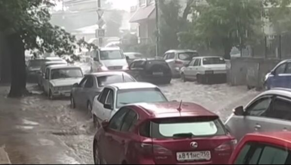 Потоп в центре Симферополя после дождя. 8 мая 2018