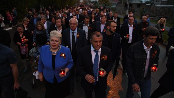Участники патриотической акции Зажги свечу памяти в мемориальном комплексе Концлагерь Красный