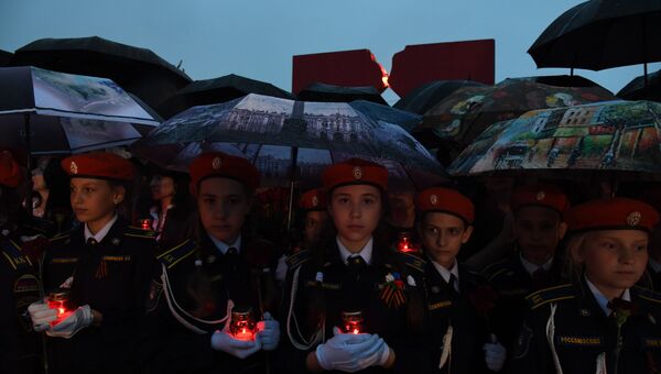 Участники патриотической акции Зажги свечу памяти смотрят театрализованное представление в мемориальном комплексе Концлагерь Красный
