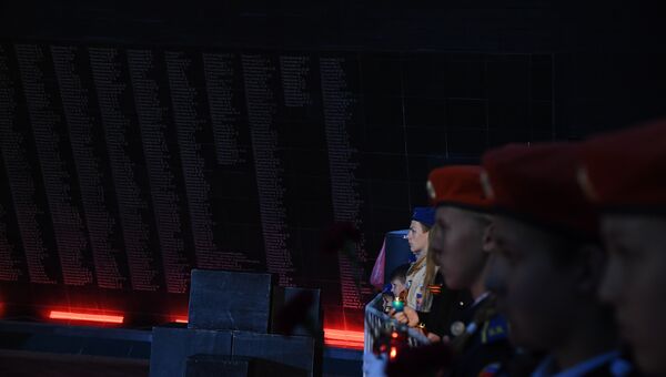 Участники патриотической акции Зажги свечу памяти смотрят театрализованное представление на мемориальном комплексе Концлагерь Красный