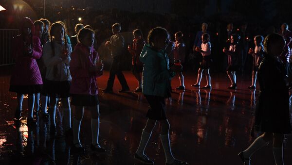 Дети во время театрализованного представления на мемориальном комплексе Концлагерь Красный