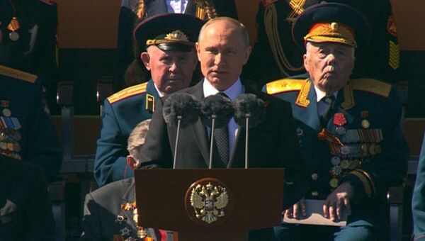 Путин на параде Победы: Мы никогда не позволим переписать историю
