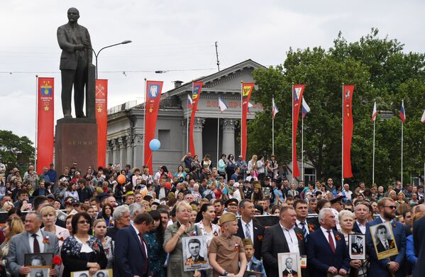 Люди смотрят военный парад, посвященные Дню Победы. Симферополь, 9 мая 2018