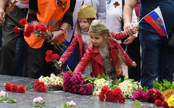 Дети возлагают цветы к Вечному Огню в Симферополе. 9 мая 2018