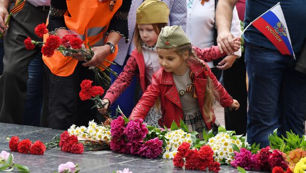 Дети возлагают цветы к Вечному Огню в Симферополе. 9 мая 2018