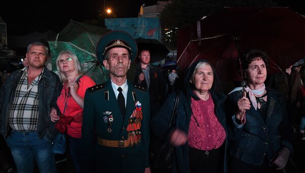 Симферопольцы смотрят праздничный салют, посвященный Дню Победы. 9 мая 2018